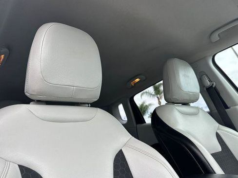 Used 2017 Jeep Compass Latitude FWD image 17