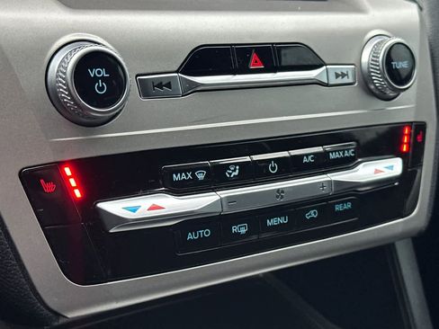 Certified 2022 Ford Explorer XLT image 21