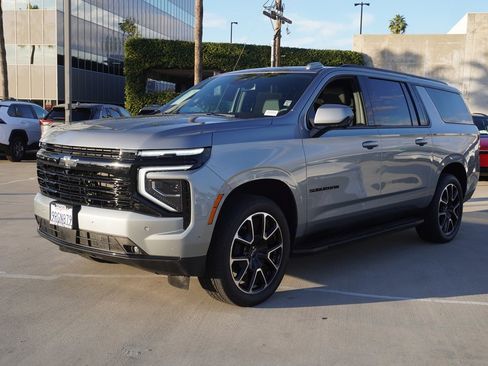 Used 2025 Chevrolet Suburban RST image 3