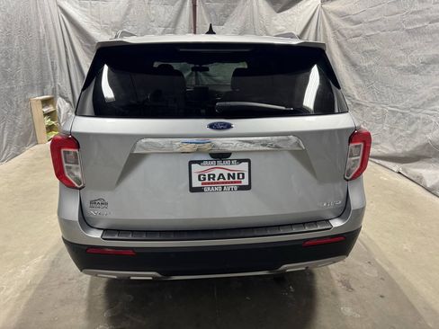 Used 2022 Ford Explorer XLT w/ Equipment Group 202A AWD/4WD image 5