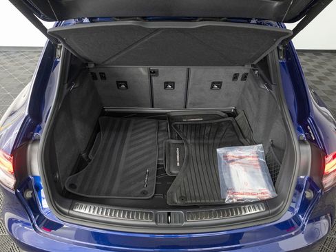 Certified 2025 Porsche Macan AWD/4WD image 35