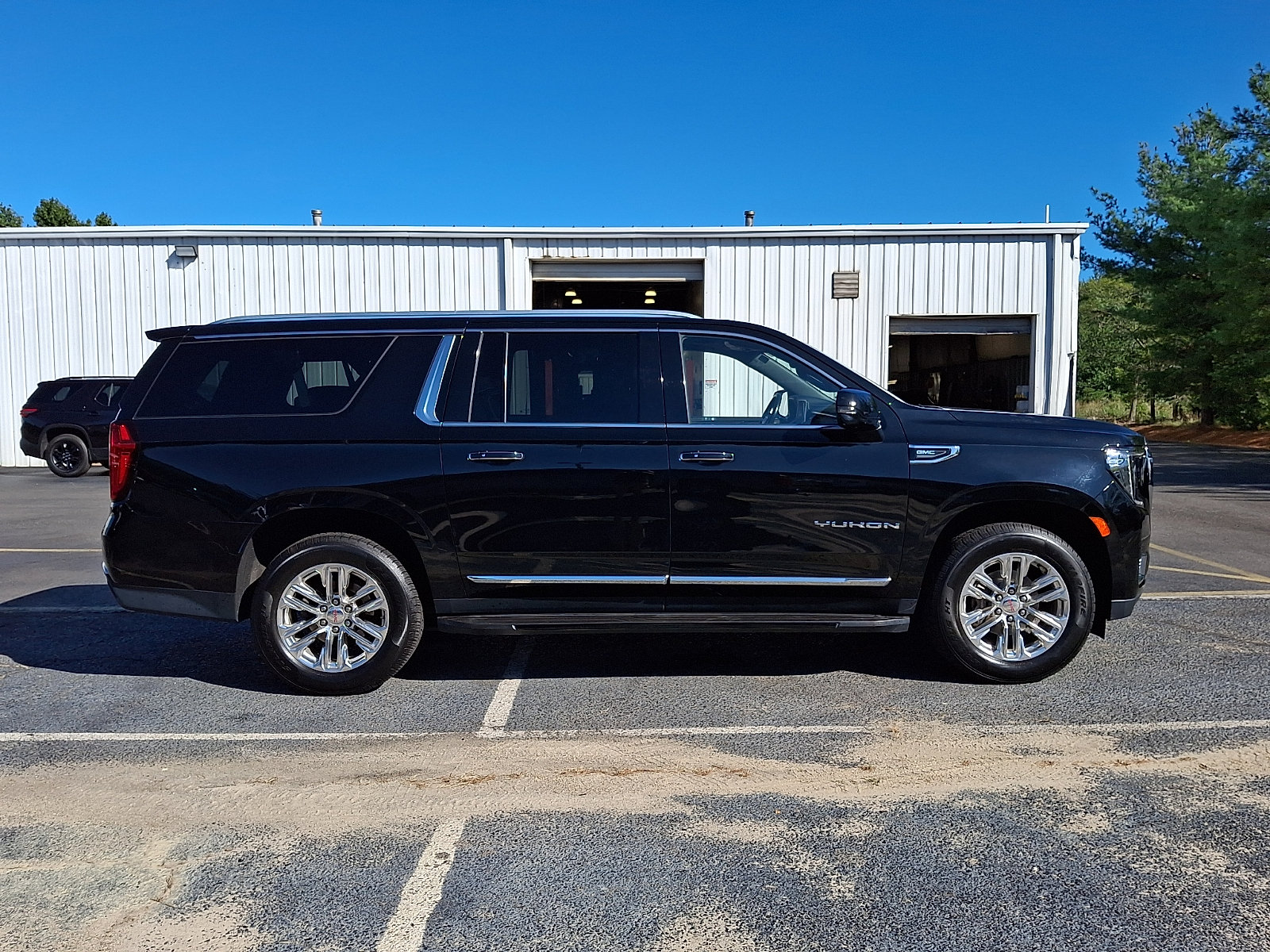 Certified 2022 GMC Yukon XL SLT w/ SLT Premium Package AWD/4WD image 7