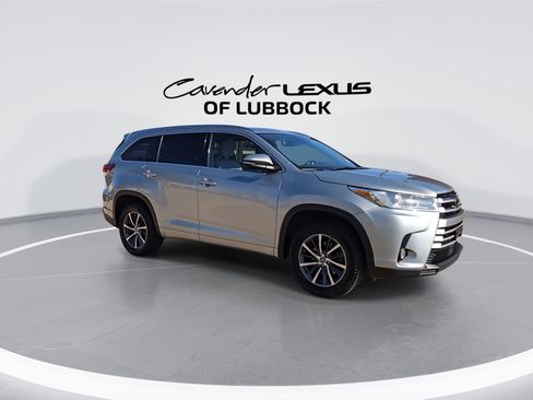 Used 2017 Toyota Highlander XLE FWD image 2