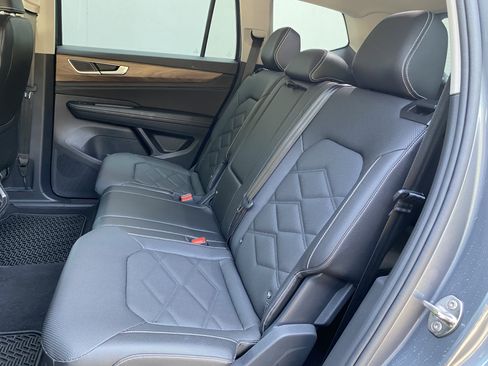 Used 2025 Volkswagen Atlas SE FWD image 36