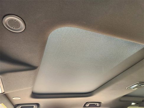 Used 2025 Land Rover Discovery S image 24