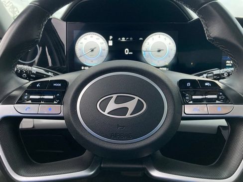 Used 2025 Hyundai Elantra Limited FWD image 17