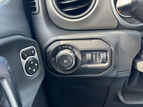 Used 2018 Jeep Wrangler Unlimited Sport S image 27