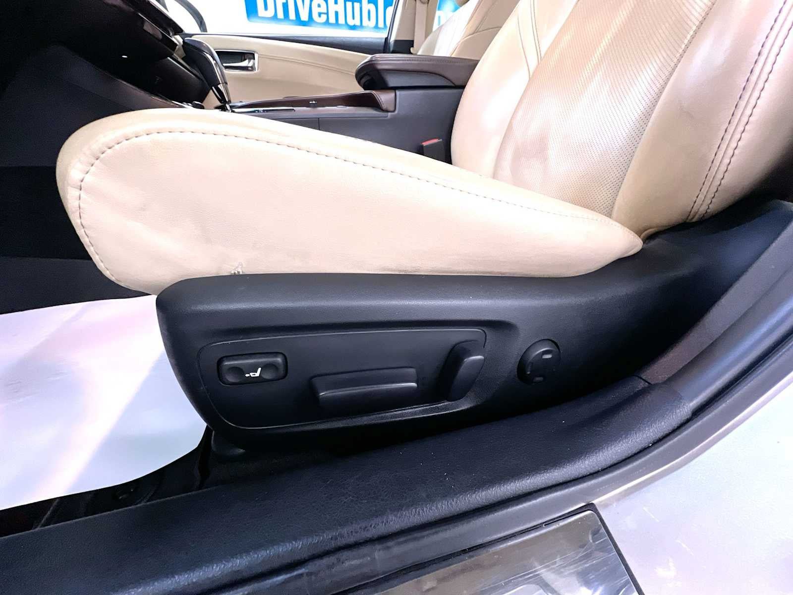 Used 2015 Toyota Avalon Limited w/ Technology Package FWD image 13