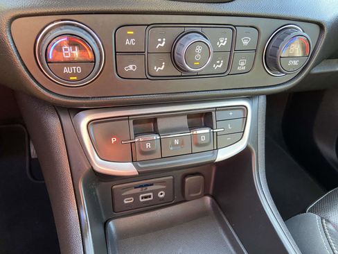 Used 2022 GMC Terrain SLT image 19