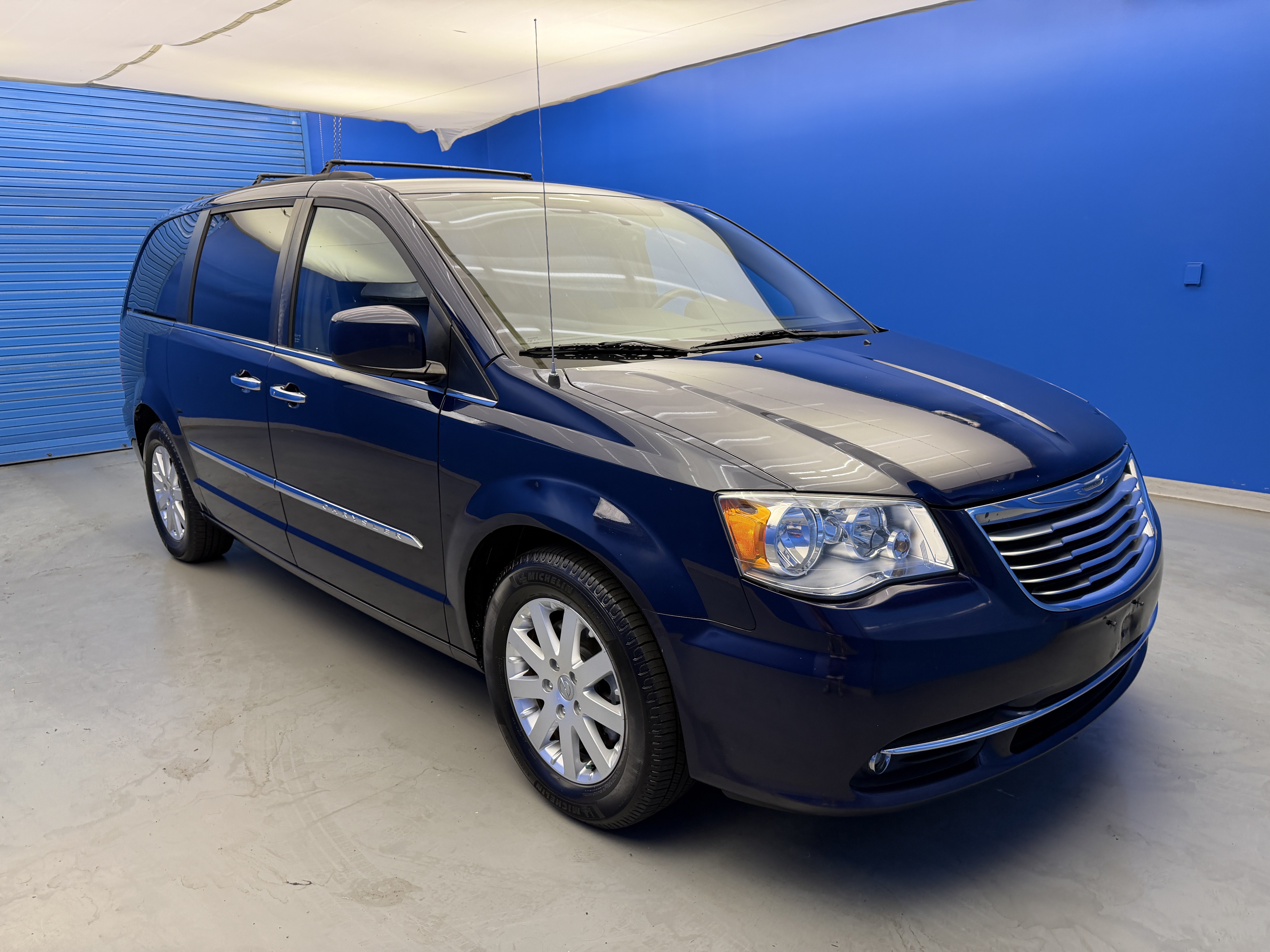 Used 2015 Chrysler Town & Country Touring w/ Driver Convenience Group FWD image 2