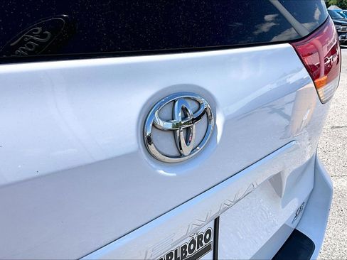 Used 2012 Toyota Sienna LE w/ Towing Pkg AWD/4WD image 8