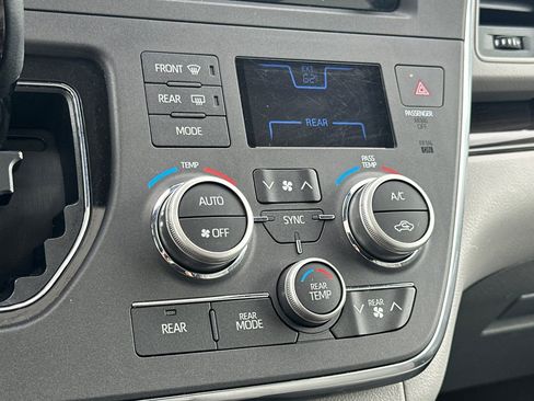 Certified 2018 Toyota Sienna XLE w/ XLE Navigation Package FWD image 25