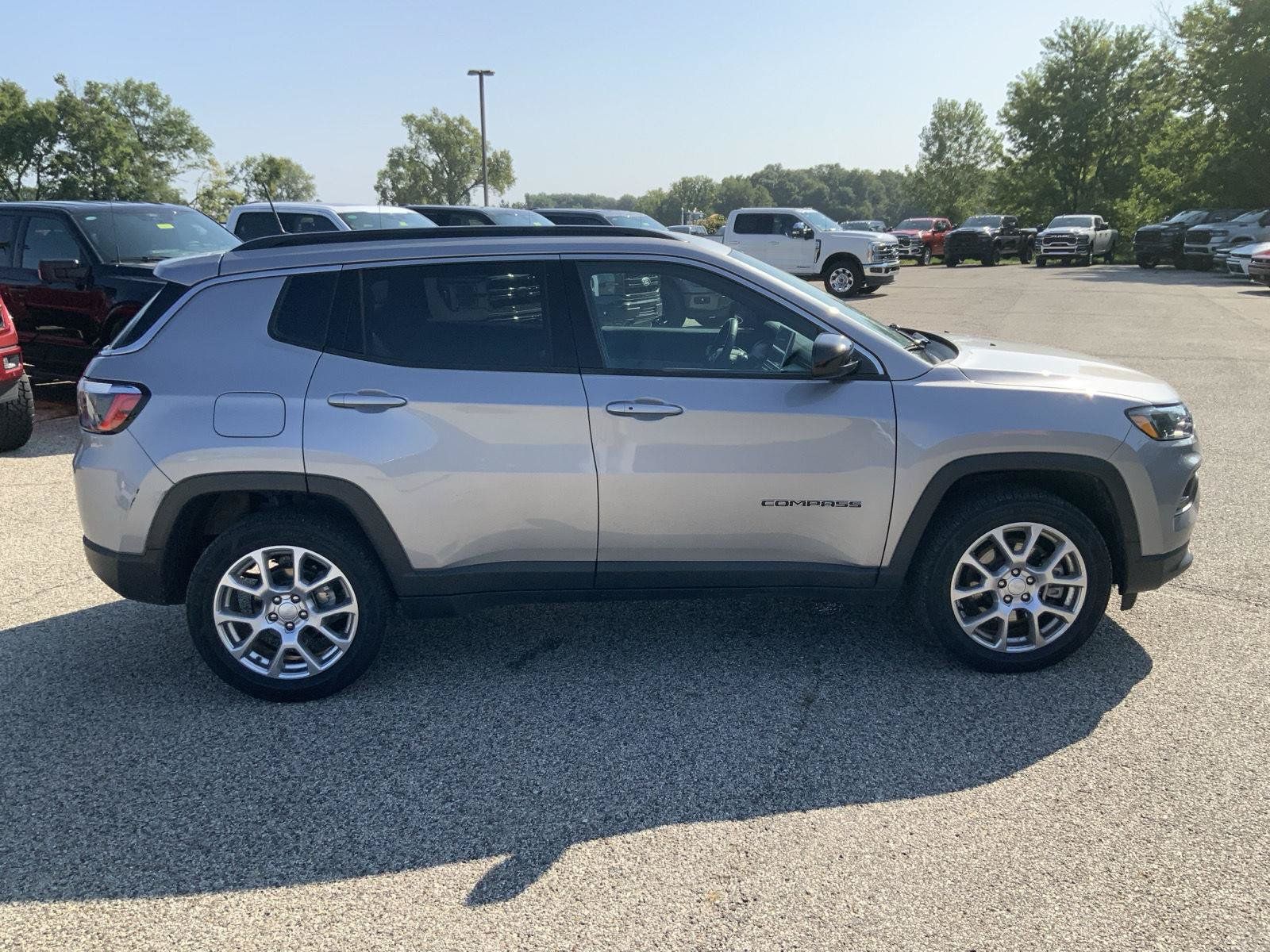 Used 2023 Jeep Compass Latitude AWD/4WD image 14