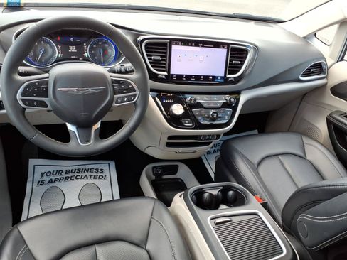 Used 2024 Chrysler Pacifica Touring-L FWD image 11