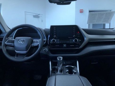 Used 2022 Toyota Highlander XLE AWD/4WD image 18