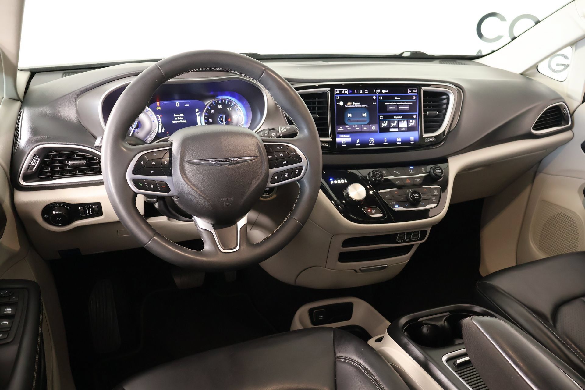 Used 2023 Chrysler Pacifica Touring-L FWD image 2