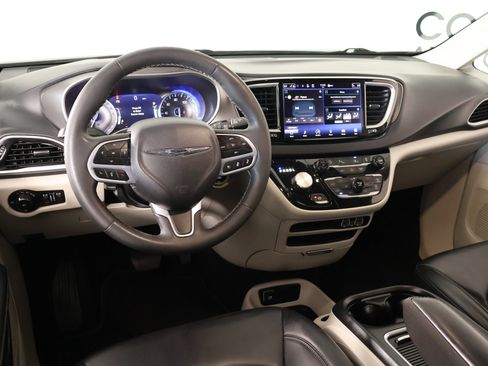 Used 2023 Chrysler Pacifica Touring-L FWD image 2