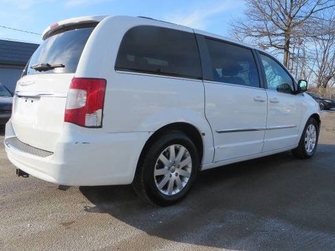 Used 2016 Chrysler Town & Country Touring image 2