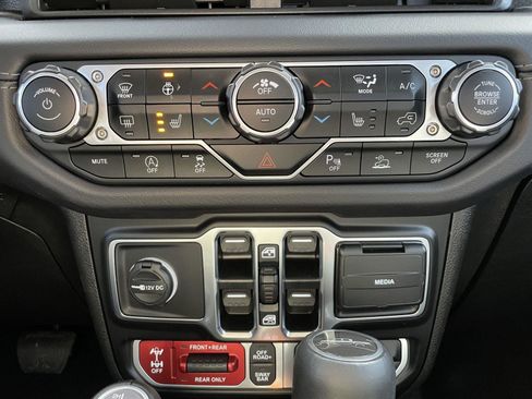 Used 2024 Jeep Gladiator Rubicon image 25