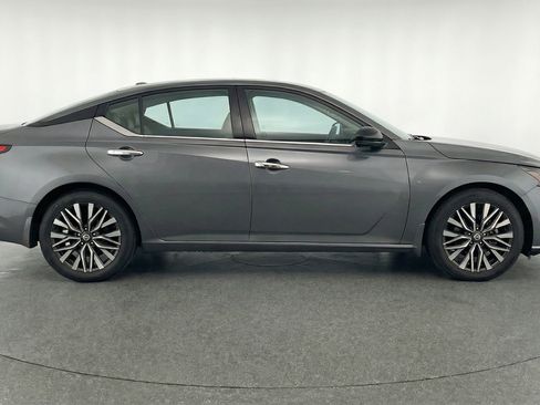 Used 2025 Nissan Altima 2.5 SV image 11