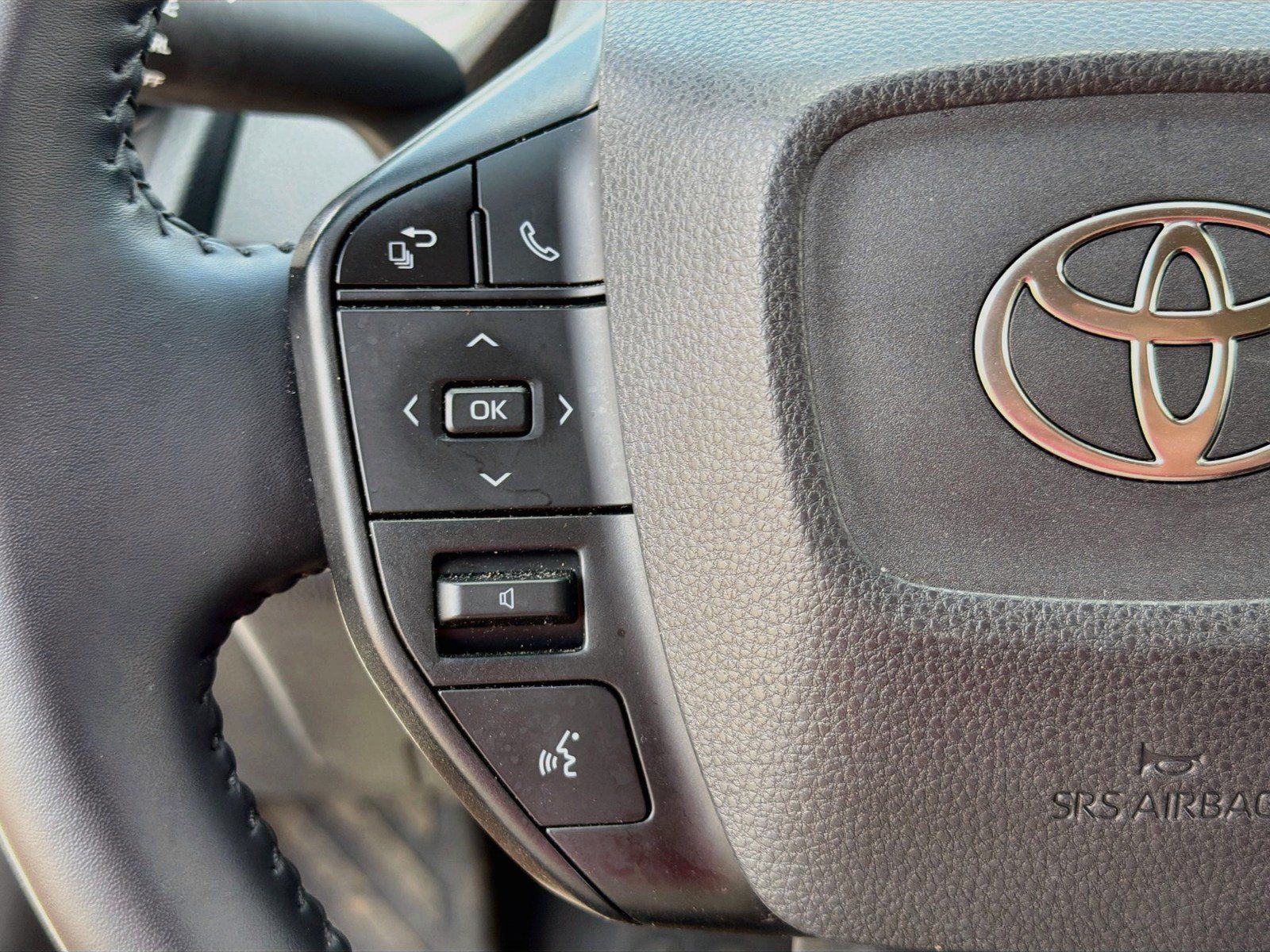 Used 2025 Toyota Prius LE FWD image 16