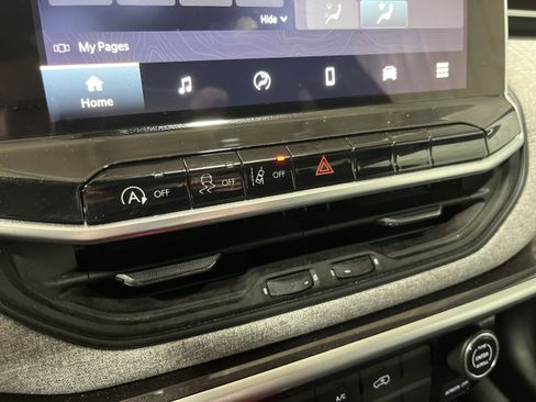 Used 2023 Jeep Compass Latitude image 27