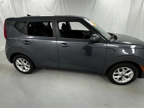 Used 2022 Kia Soul LX w/ Technology Package FWD image 3