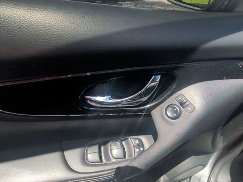 Used 2018 Nissan Rogue S FWD image 12