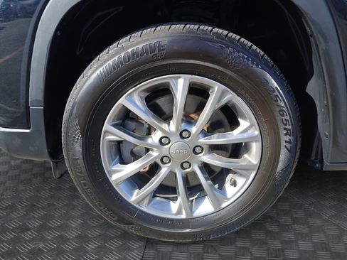 Used 2019 Jeep Cherokee Latitude Plus w/ Comfort/Convenience Group AWD/4WD image 23