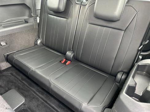 Used 2024 Volkswagen Tiguan SE image 14