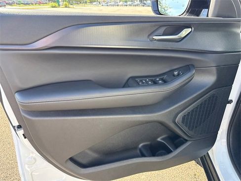 New 2025 Jeep Grand Cherokee Altitude image 11