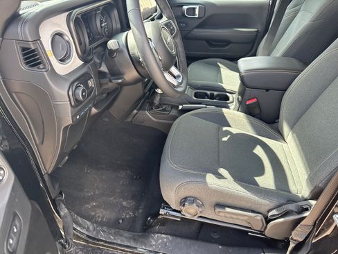 Used 2025 Jeep Wrangler Sahara image 9
