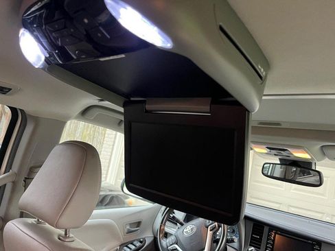 Used 2019 Toyota Sienna XLE w/ XLE Navigation Package FWD image 16
