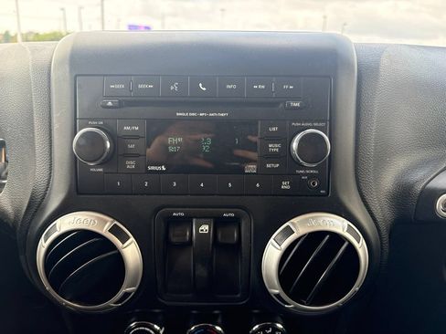 Used 2017 Jeep Wrangler Sahara w/ Connectivity Group AWD/4WD image 18