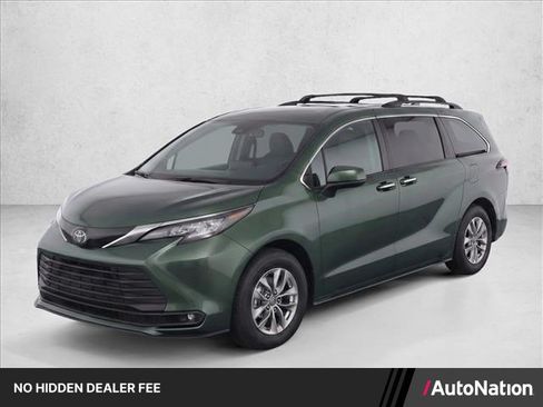 Used 2022 Toyota Sienna LE AWD/4WD image 1