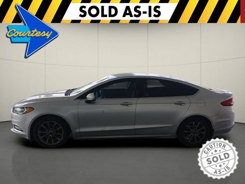 Used 2017 Ford Fusion SE w/ Fusion SE Technology Package FWD image 4