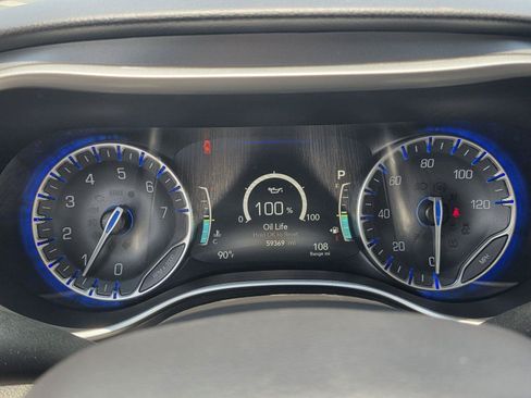 Used 2024 Chrysler Pacifica Touring-L FWD image 22