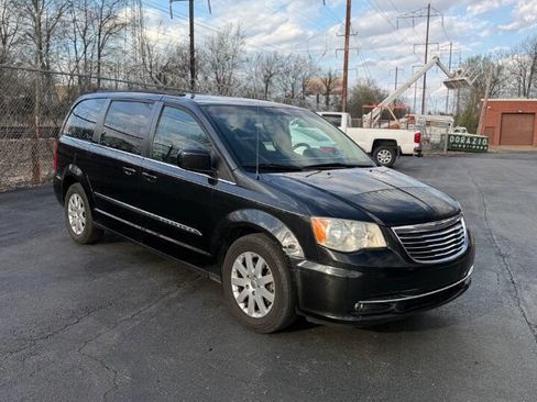 Used 2014 Chrysler Town & Country Touring image 8