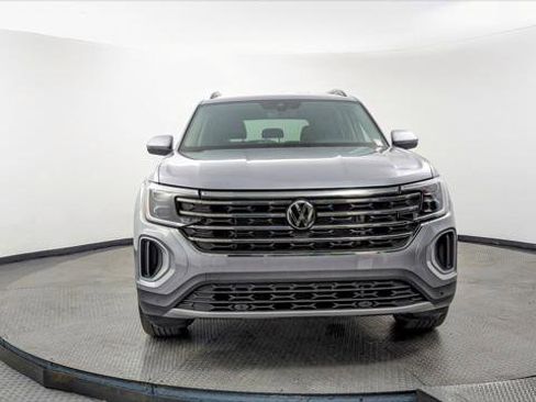 Used 2025 Volkswagen Atlas SE image 11