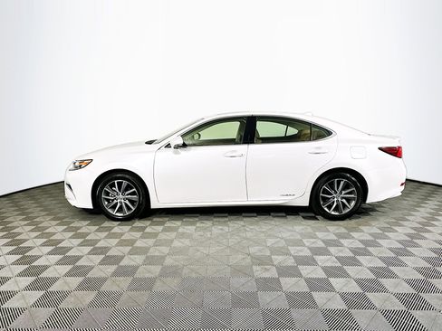 Used 2016 Lexus ES 300h Hybrid w/ Navigation System Package image 4
