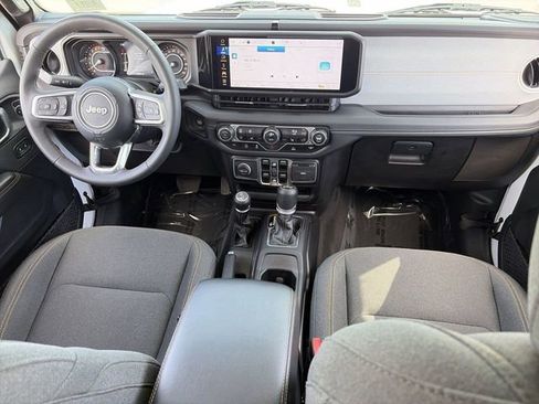 Used 2025 Jeep Wrangler Sahara image 16