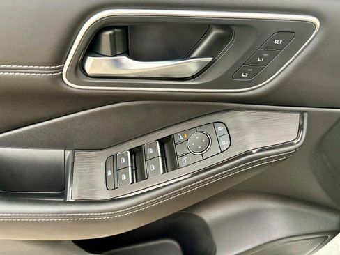 Used 2024 Nissan Rogue Platinum w/ Platinum Premium Package image 16