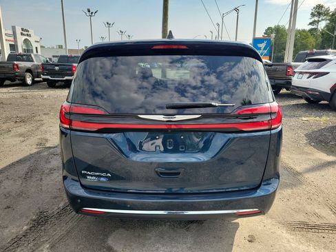 Used 2025 Chrysler Pacifica Select FWD image 9
