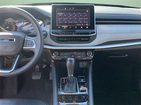 Used 2024 Jeep Compass Latitude image 23