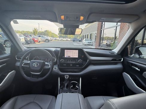 Used 2023 Toyota Highlander XLE FWD image 18