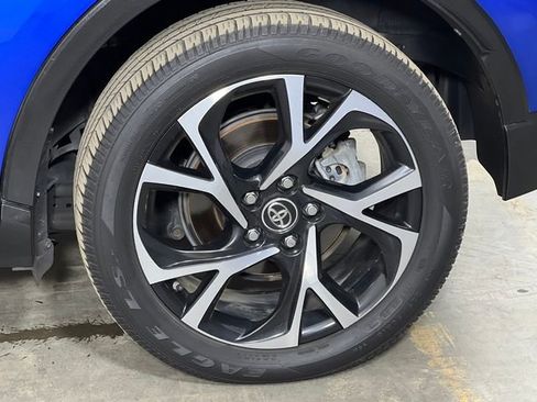 Used 2019 Toyota C-HR XLE image 38