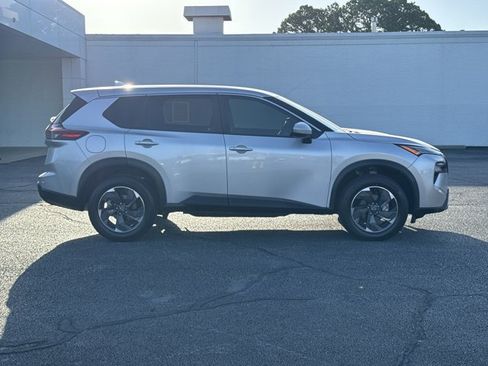 Used 2024 Nissan Rogue SV FWD image 2