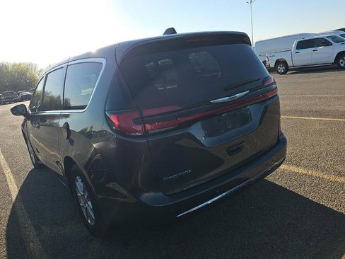 Used 2023 Chrysler Pacifica Touring-L image 4