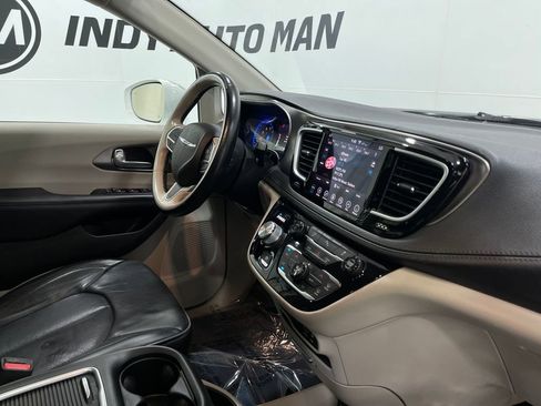 Used 2018 Chrysler Pacifica Limited image 21