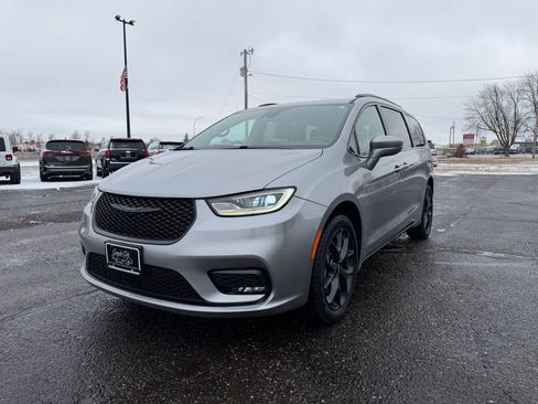 Used 2021 Chrysler Pacifica Touring-L w/ Uconnect Theater Family Group AWD/4WD image 11